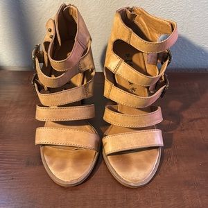 Mudd Women 9 M Gladiator Strappy Sandals Tan Faux Leather Shoes Buckle